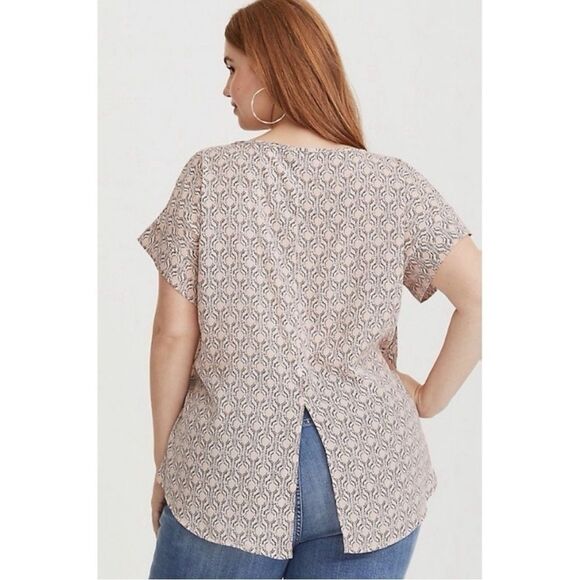 Torrid Geo Print Split Back Georgette Top Size 10 - Picture 3 of 9